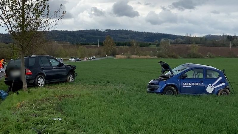Nehoda dvou aut u Prahy: Vážně zraněného muže transportoval vrtulník